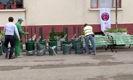 Projekti  per parqet e kryeqytetit, Bashkia nis vendosjen e 200 stolave dhe koshave